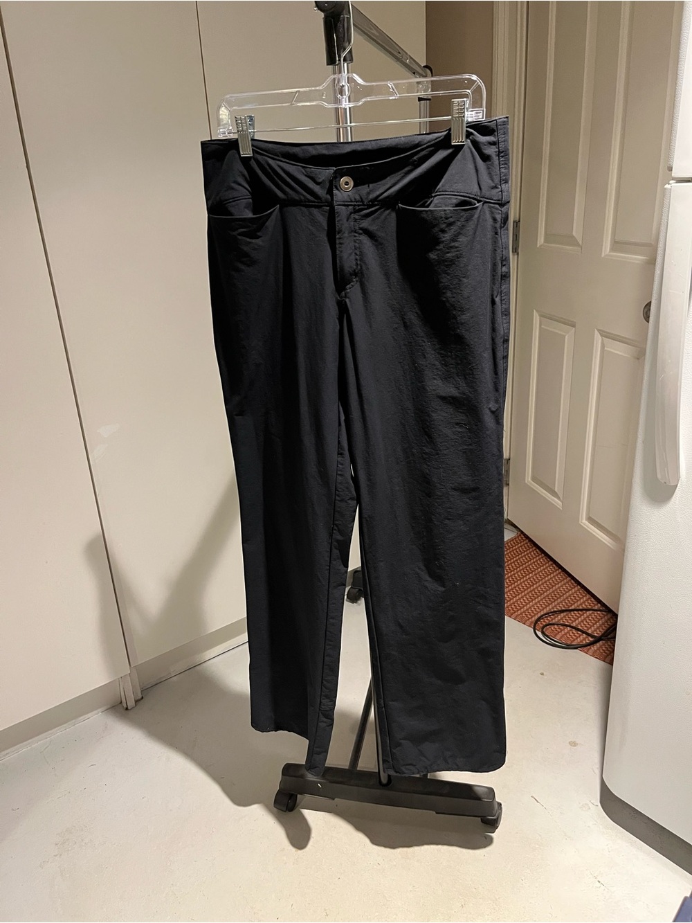 Eastern Mountain Sports Women’s Black Athletic Workout Pants Walking Traveling M